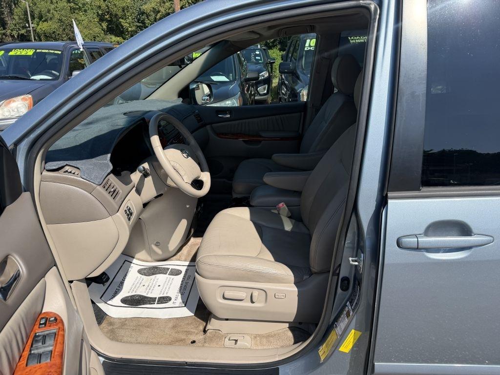 Toyota Sienna XLE FWD 2010