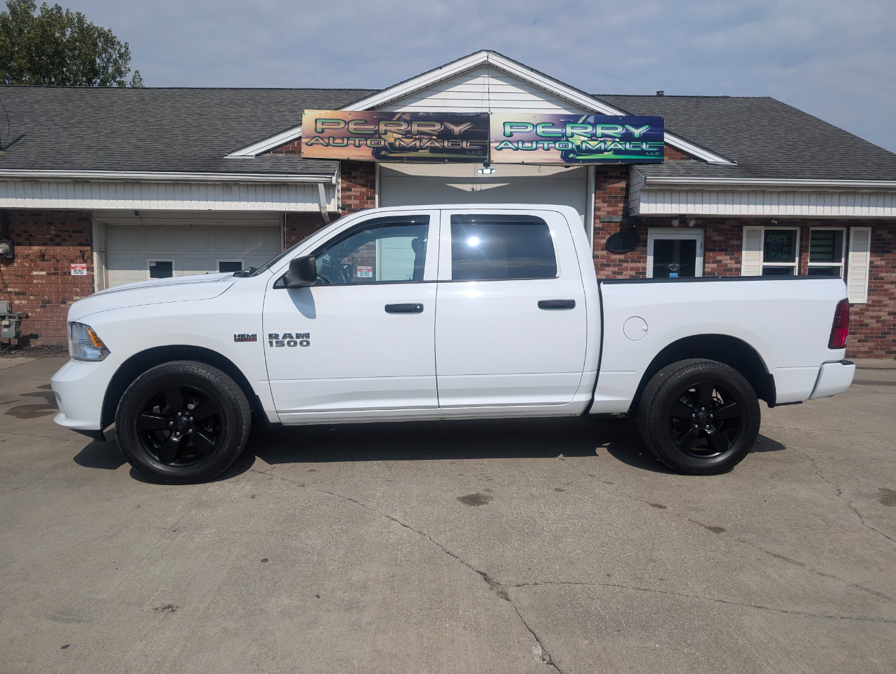 RAM 1500 4WD Crew Cab 140.5" Express 2016 RAM 1500 4WD Crew Cab 140.5" Express 2016