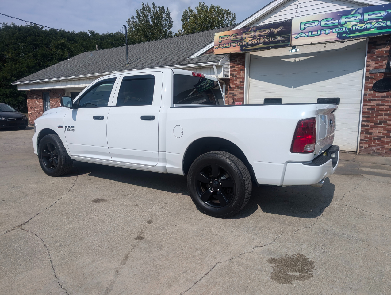 RAM 1500 4WD Crew Cab 140.5" Express 2016 RAM 1500 4WD Crew Cab 140.5" Express 2016