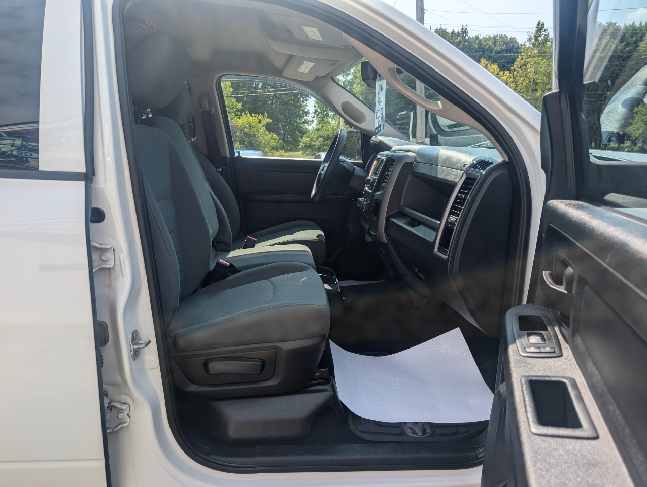 RAM 1500 4WD Crew Cab 140.5" Express 2016 RAM 1500 4WD Crew Cab 140.5" Express 2016