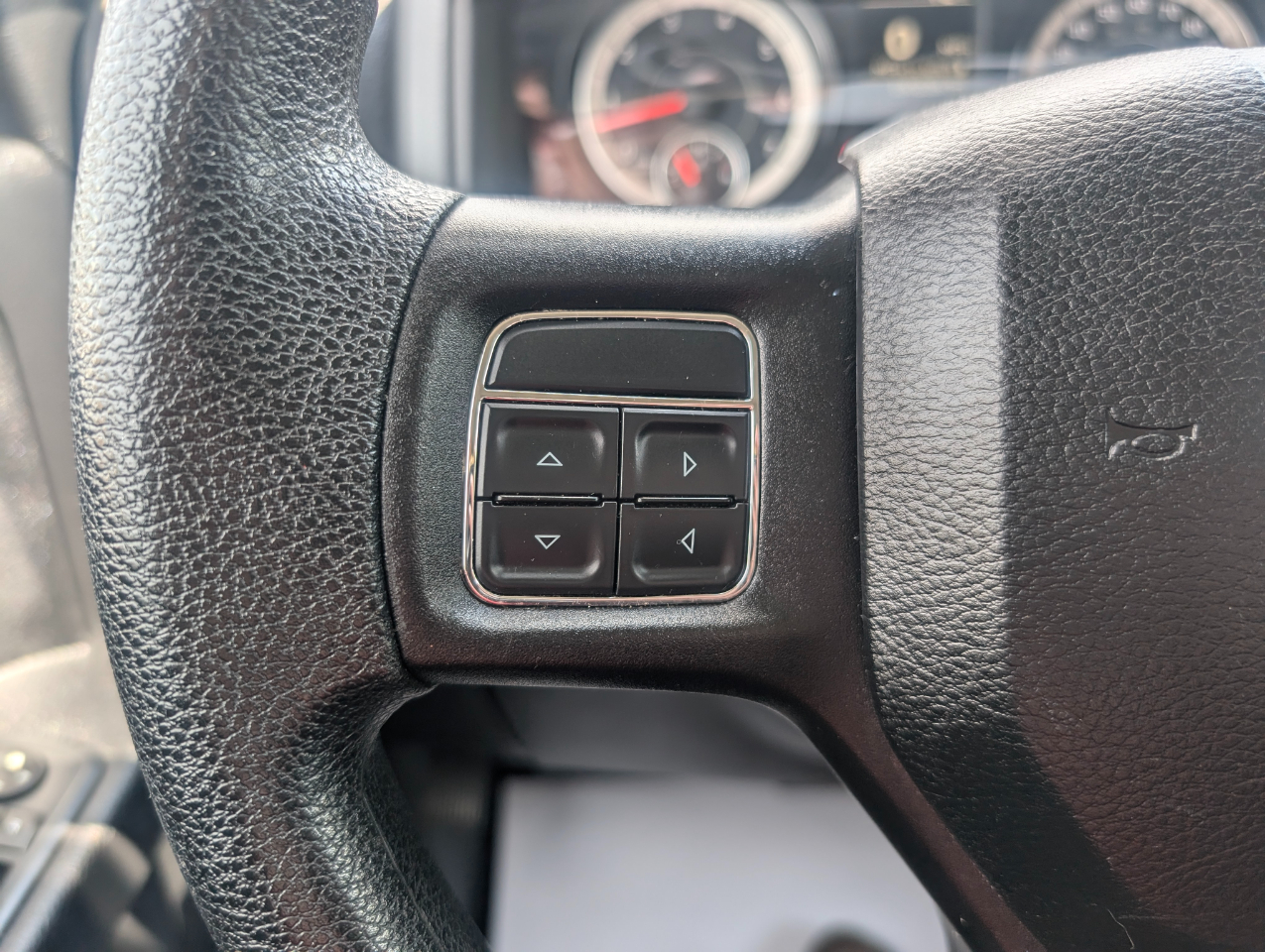 RAM 1500 4WD Crew Cab 140.5" Express 2016 RAM 1500 4WD Crew Cab 140.5" Express 2016