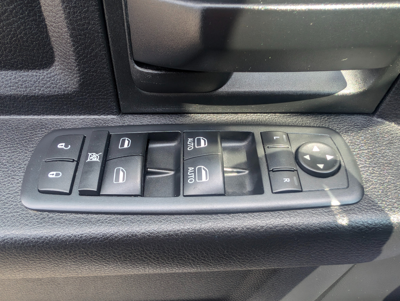 RAM 1500 4WD Crew Cab 140.5" Express 2016 RAM 1500 4WD Crew Cab 140.5" Express 2016