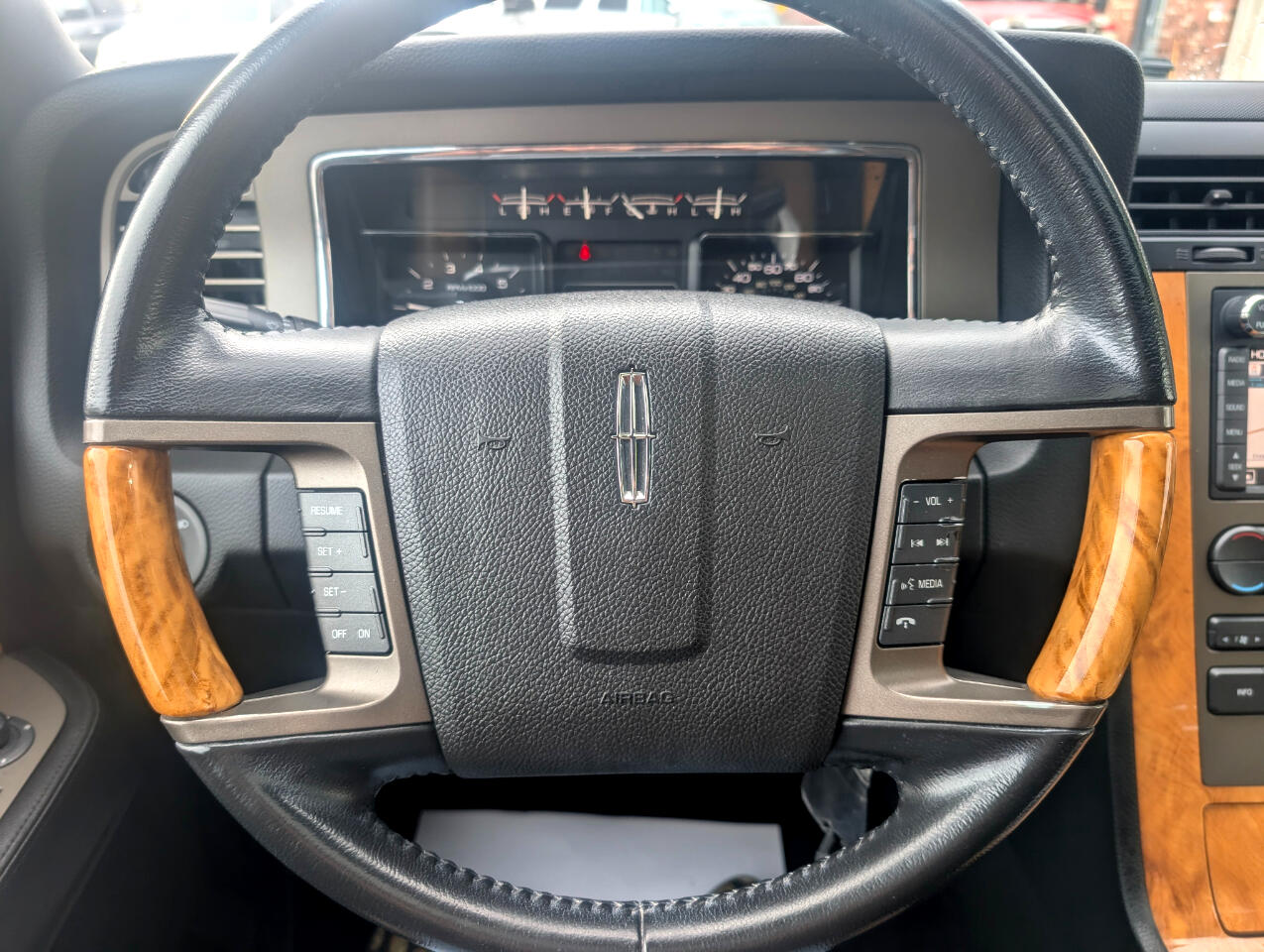 Lincoln Navigator Base 4WD 2011