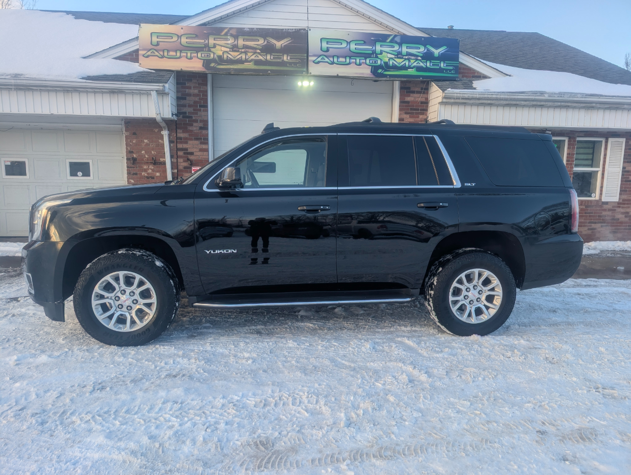 GMC Yukon SLT 4D SUV 4WD 2016