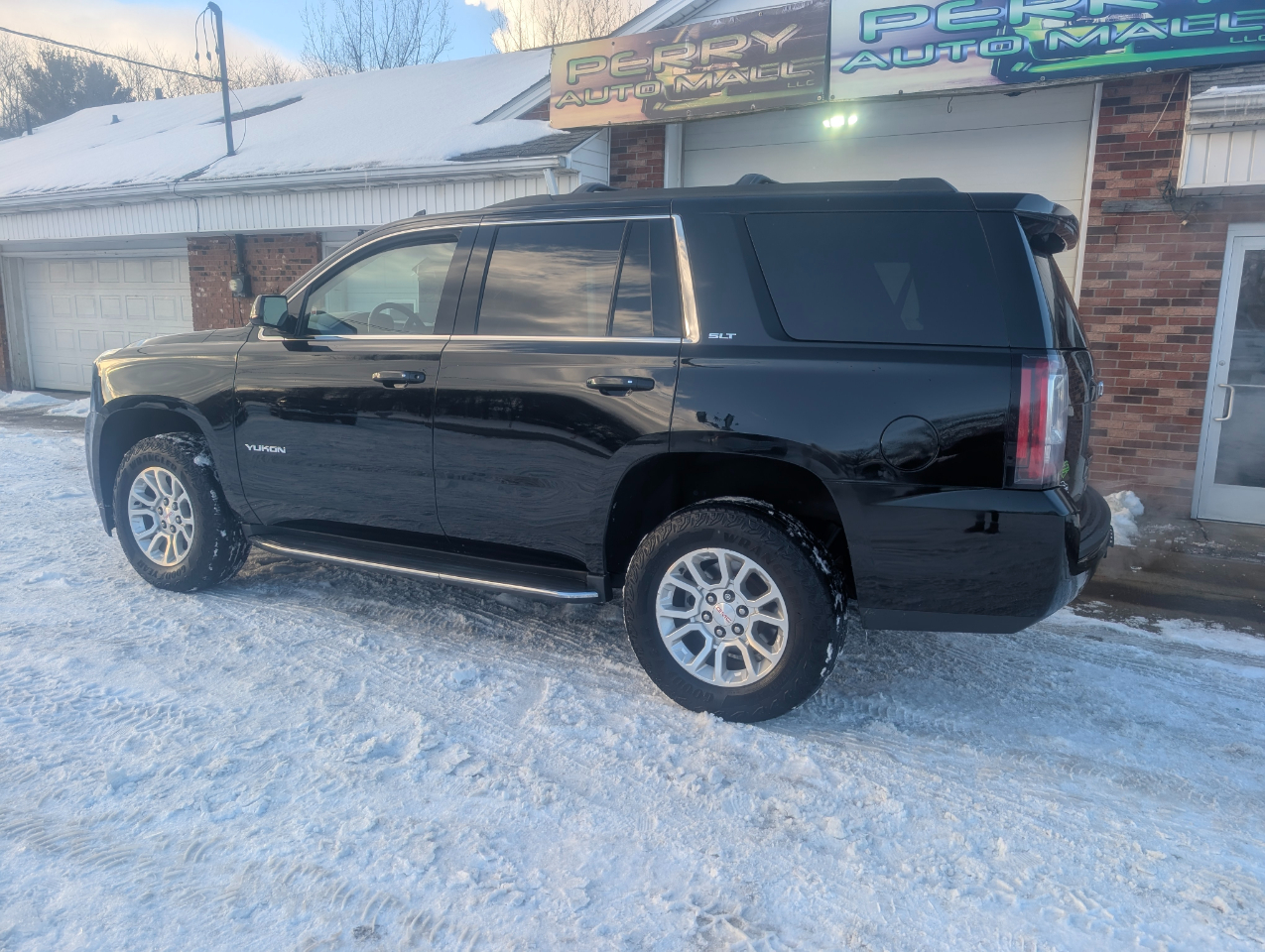 GMC Yukon SLT 4D SUV 4WD 2016