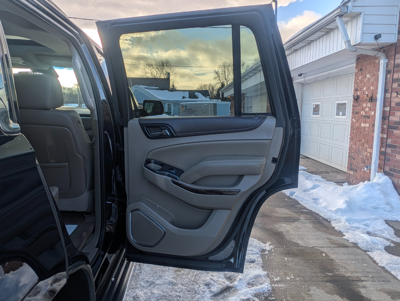 GMC Yukon SLT 4D SUV 4WD 2016