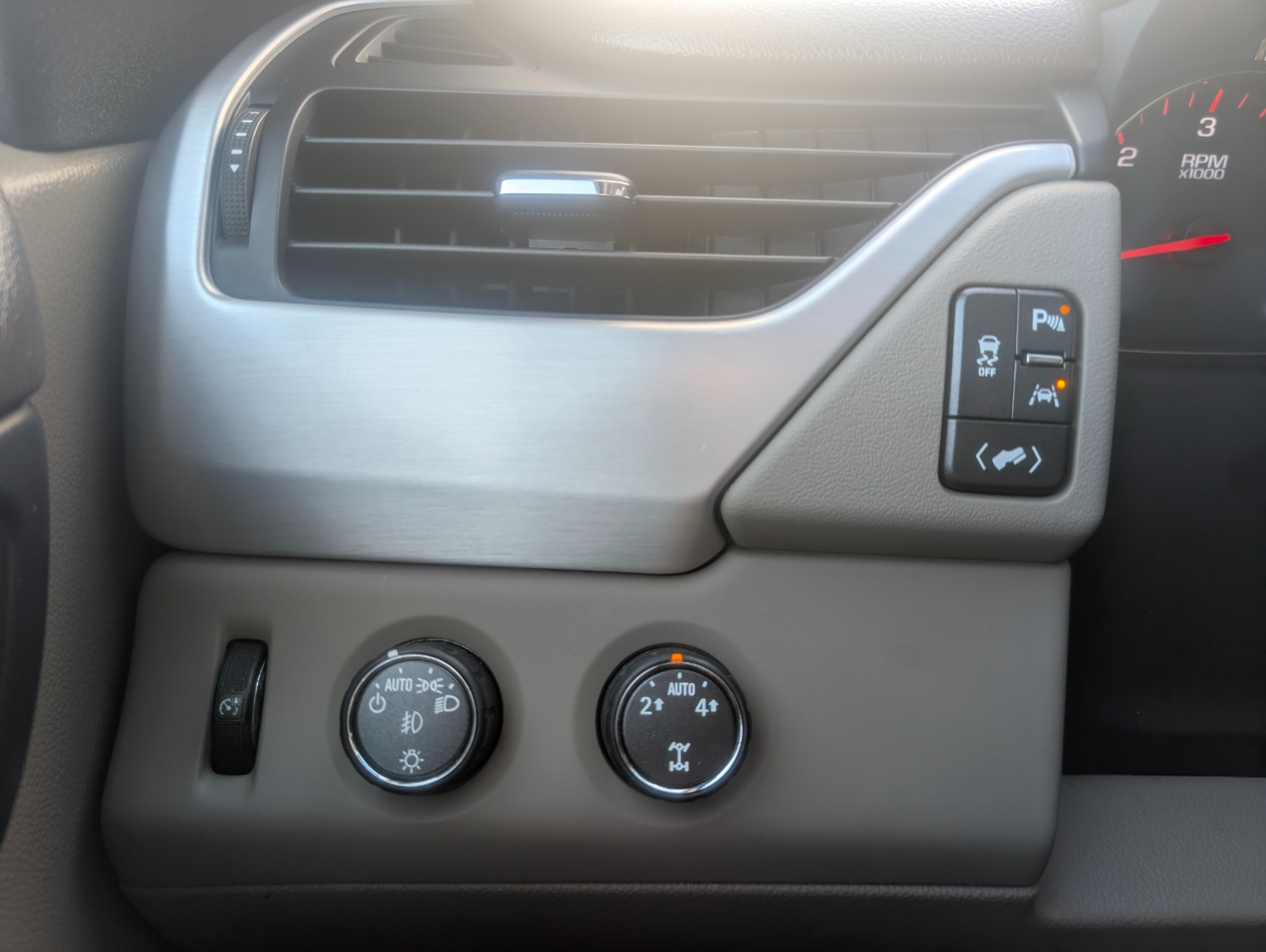 GMC Yukon SLT 4D SUV 4WD 2016