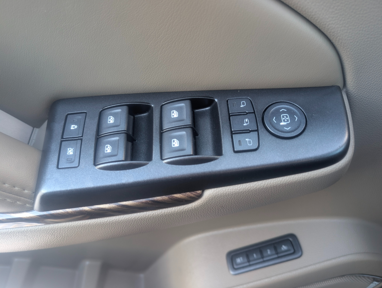 GMC Yukon SLT 4D SUV 4WD 2016