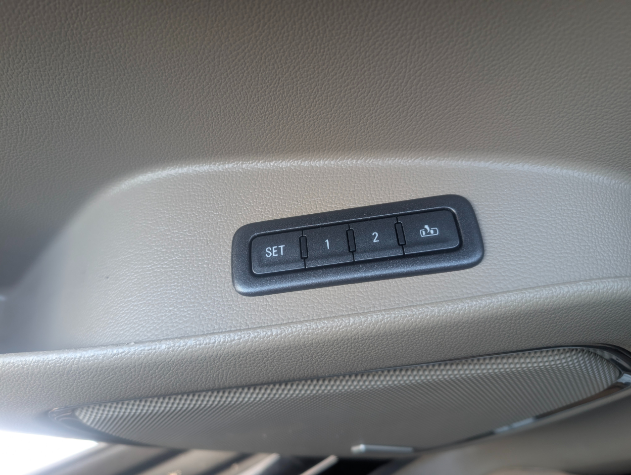 GMC Yukon SLT 4D SUV 4WD 2016