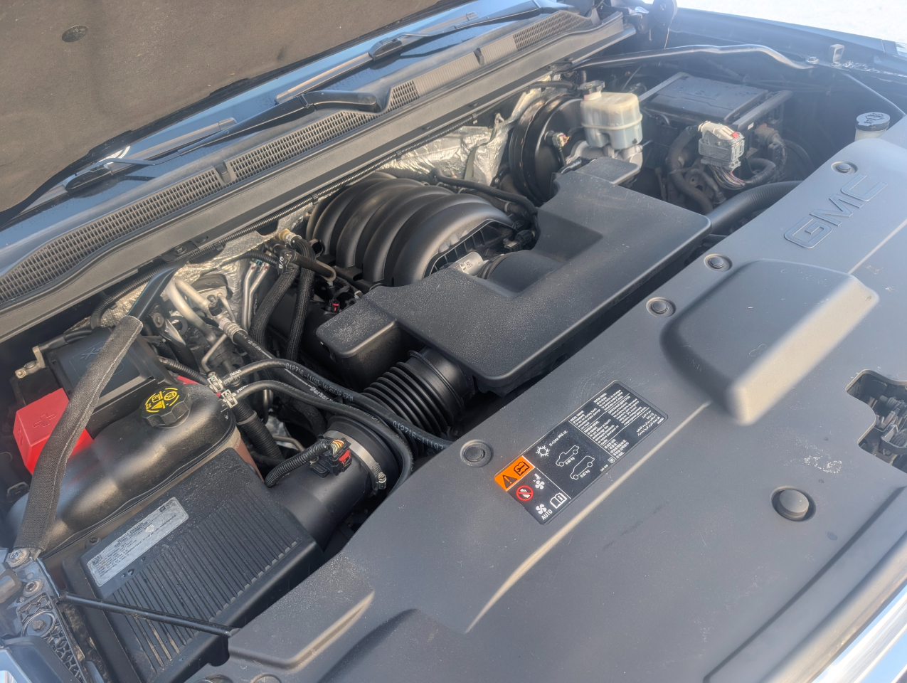 GMC Yukon SLT 4D SUV 4WD 2016