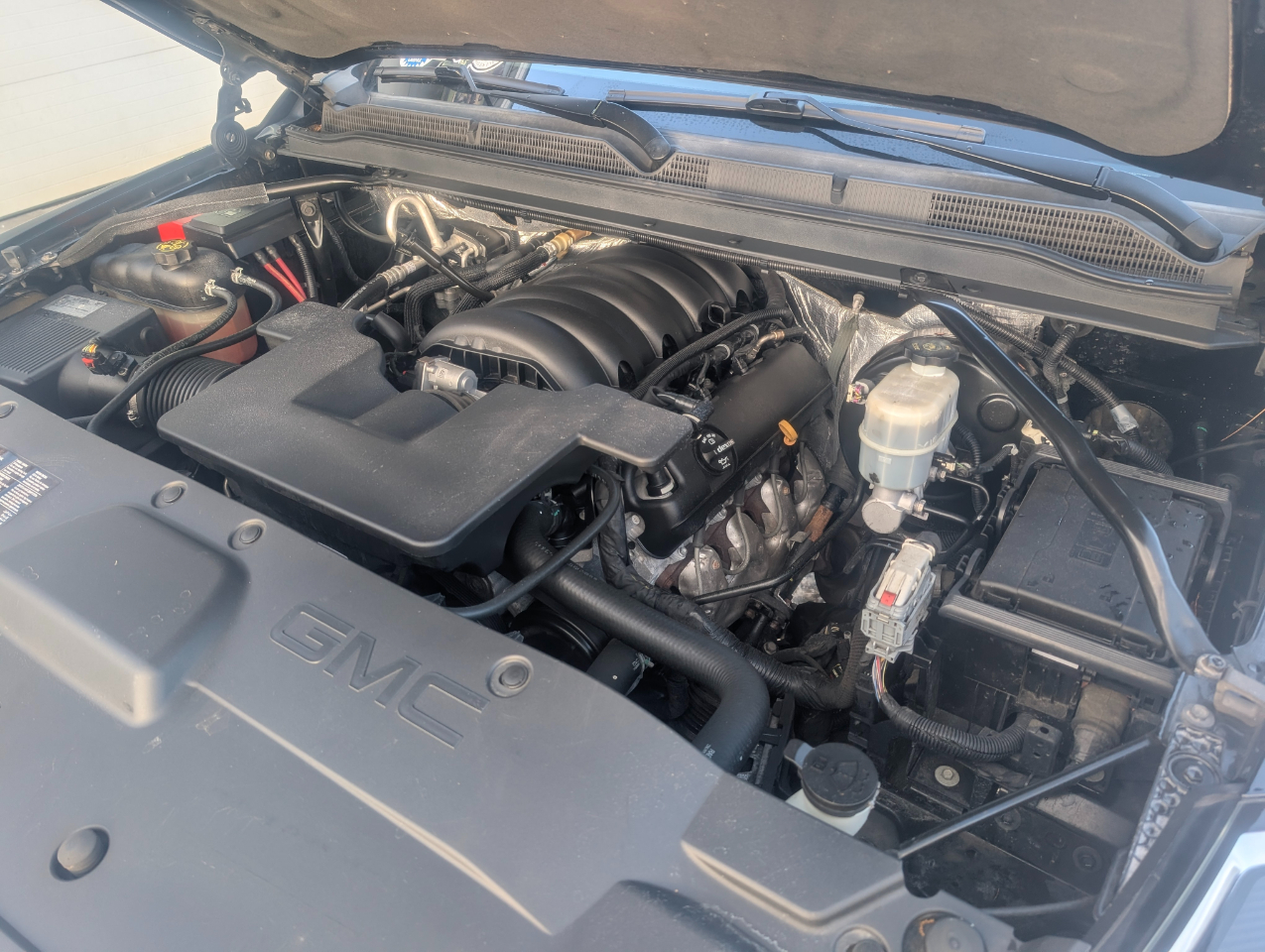 GMC Yukon SLT 4D SUV 4WD 2016