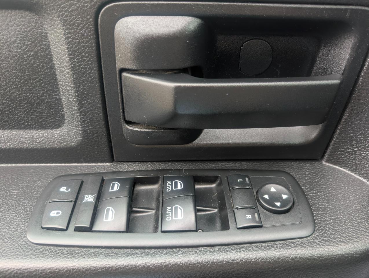 RAM 1500 Tradesman Crew Cab 4WD 2014