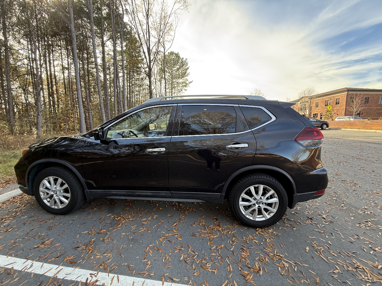 2018 Nissan Rogue SV AWD photo 2