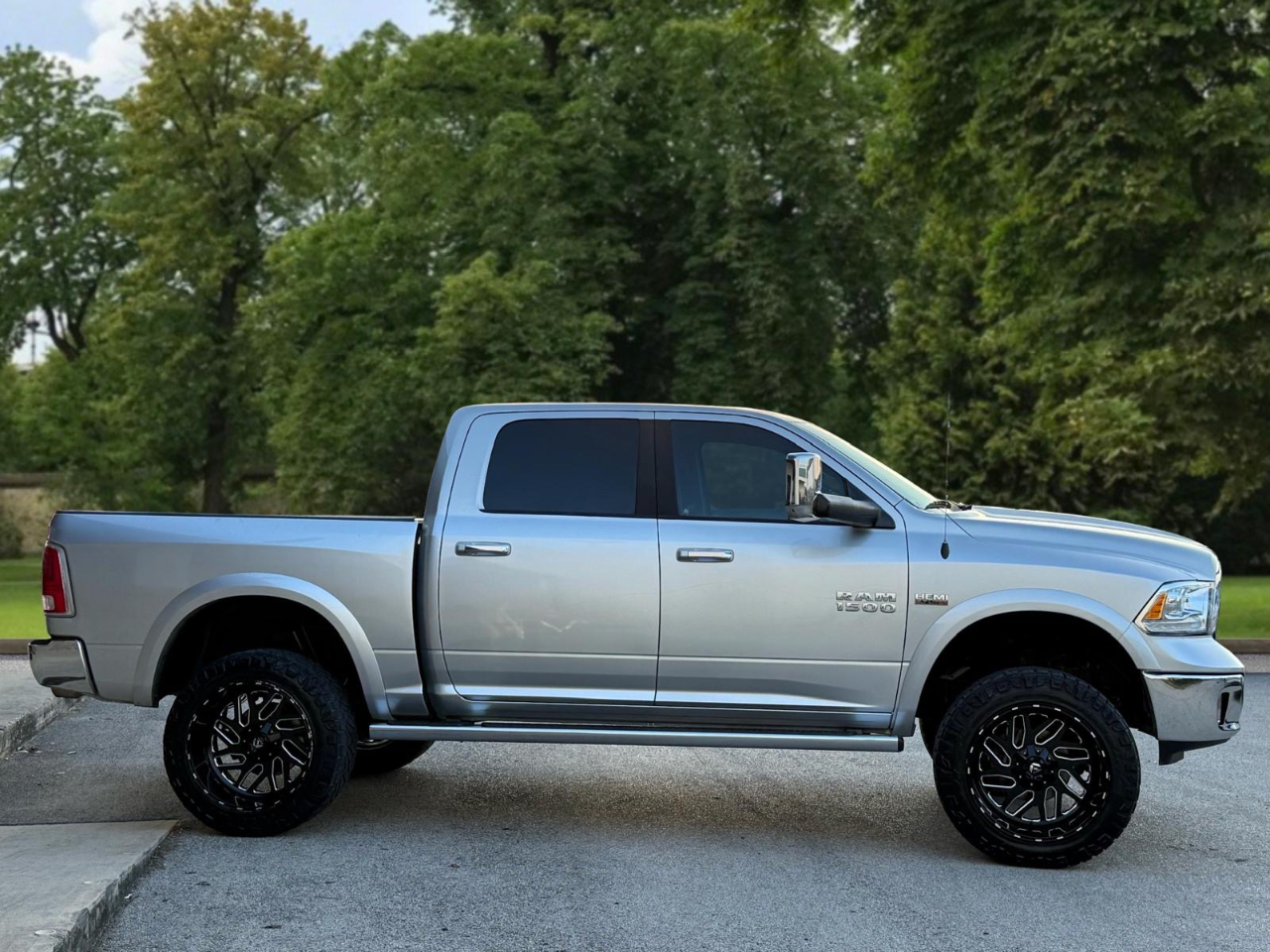 RAM 1500 Laramie Crew Cab SWB 4WD 2016