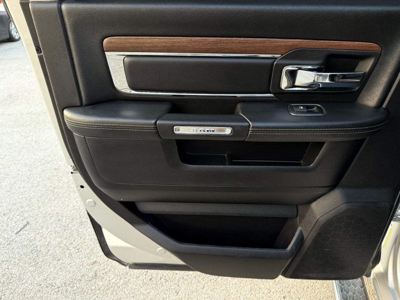 RAM 1500 Laramie Crew Cab SWB 4WD 2016