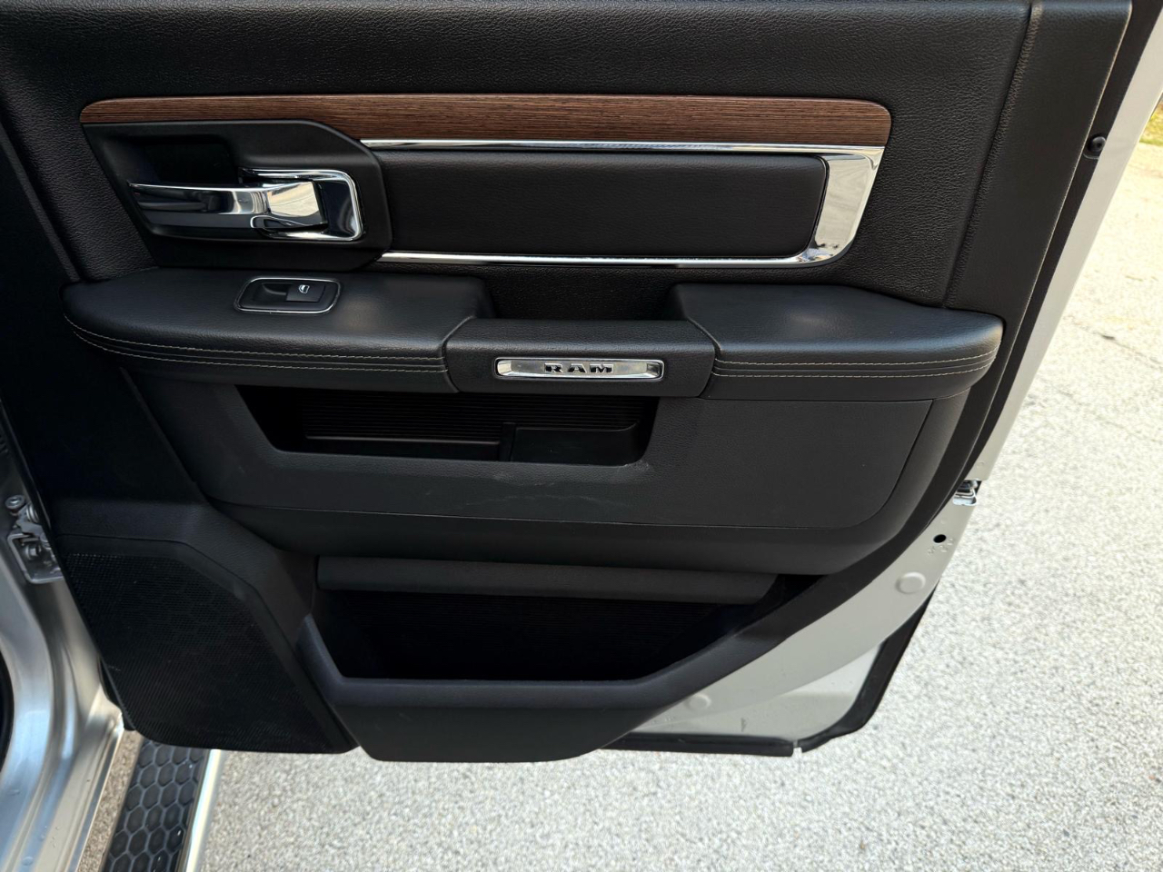 RAM 1500 Laramie Crew Cab SWB 4WD 2016