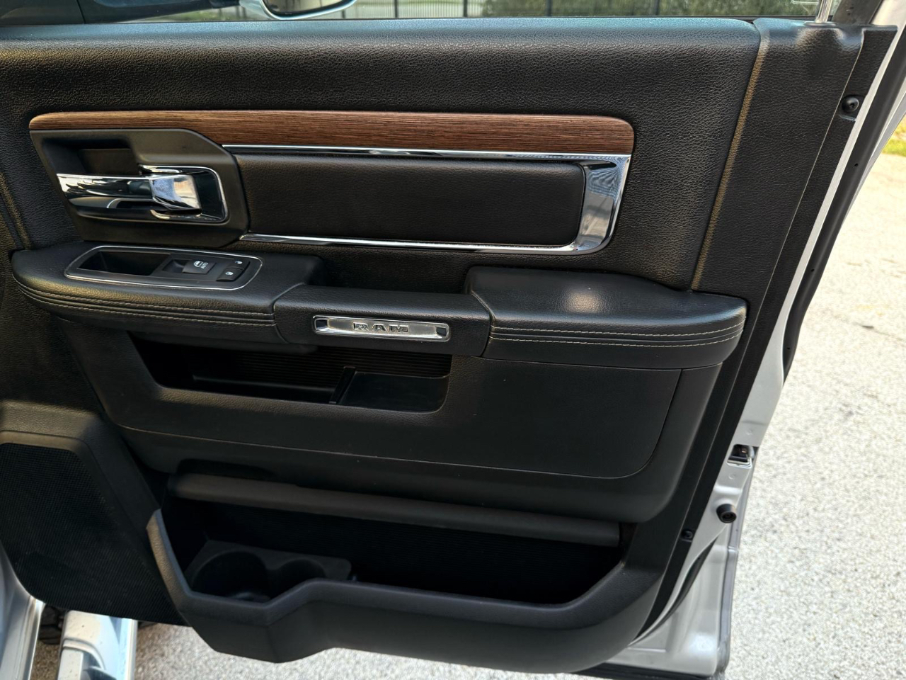 RAM 1500 Laramie Crew Cab SWB 4WD 2016