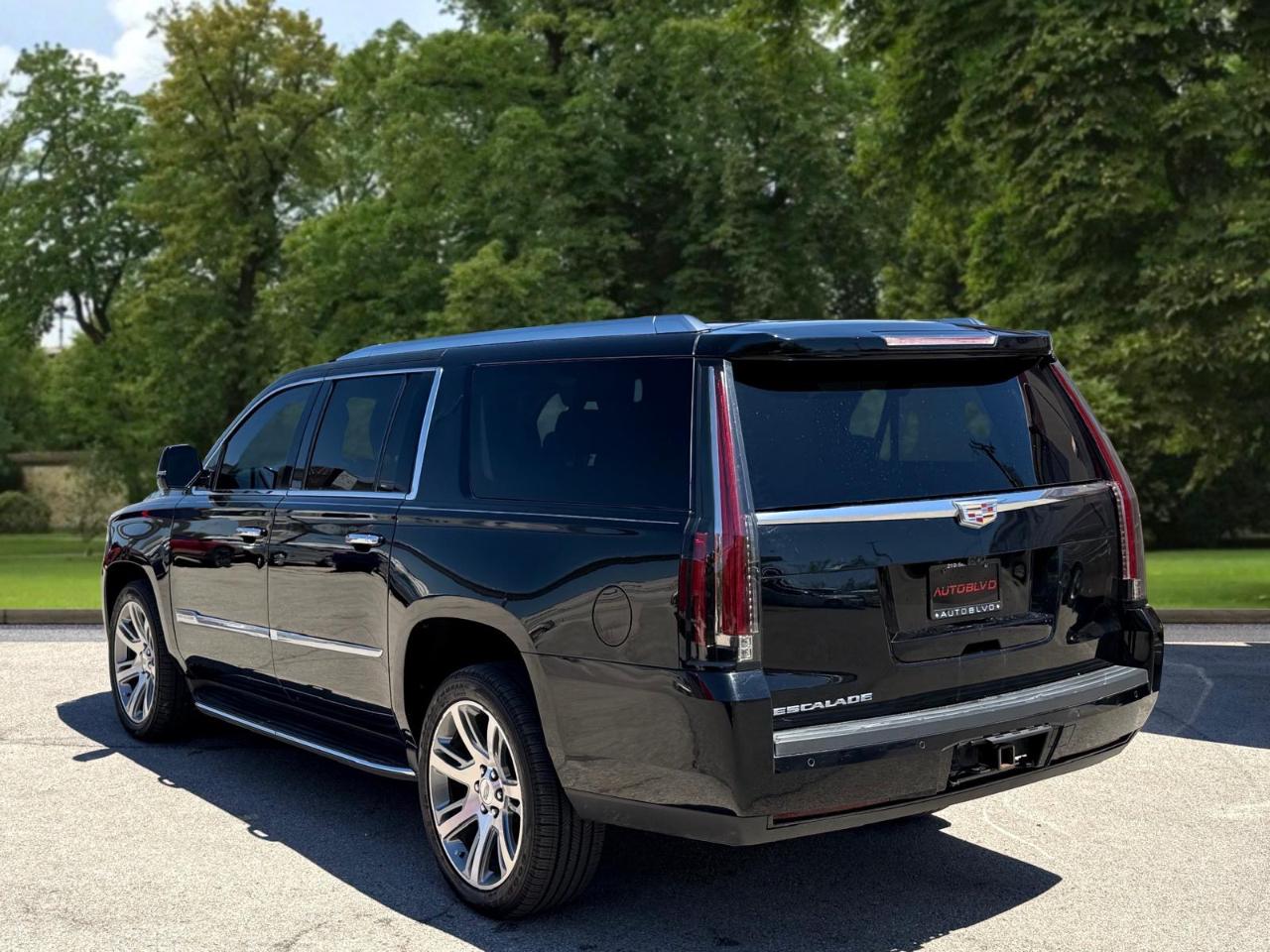 Cadillac Escalade ESV 4WD 4dr Luxury 2017