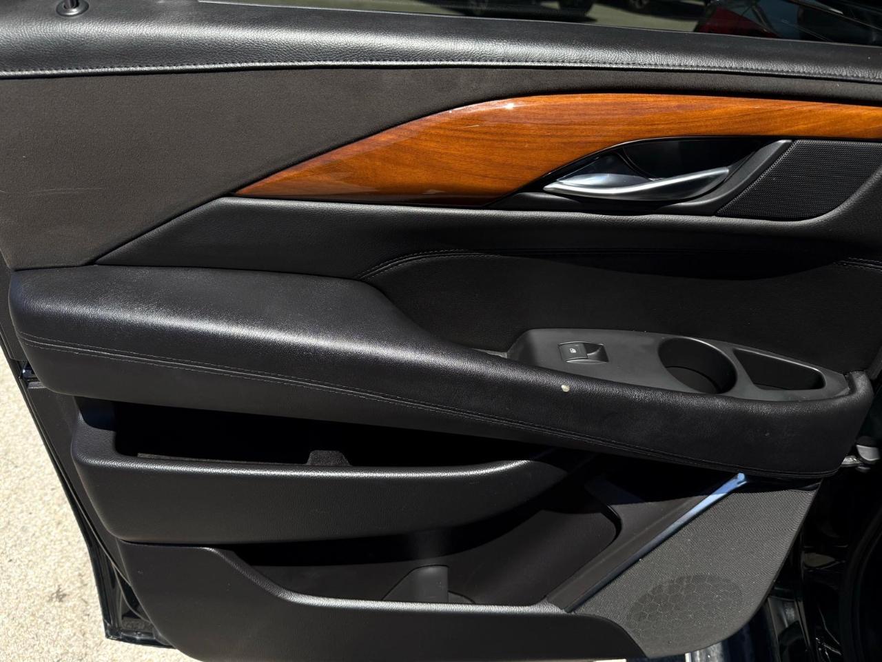 Cadillac Escalade ESV 4WD 4dr Luxury 2017