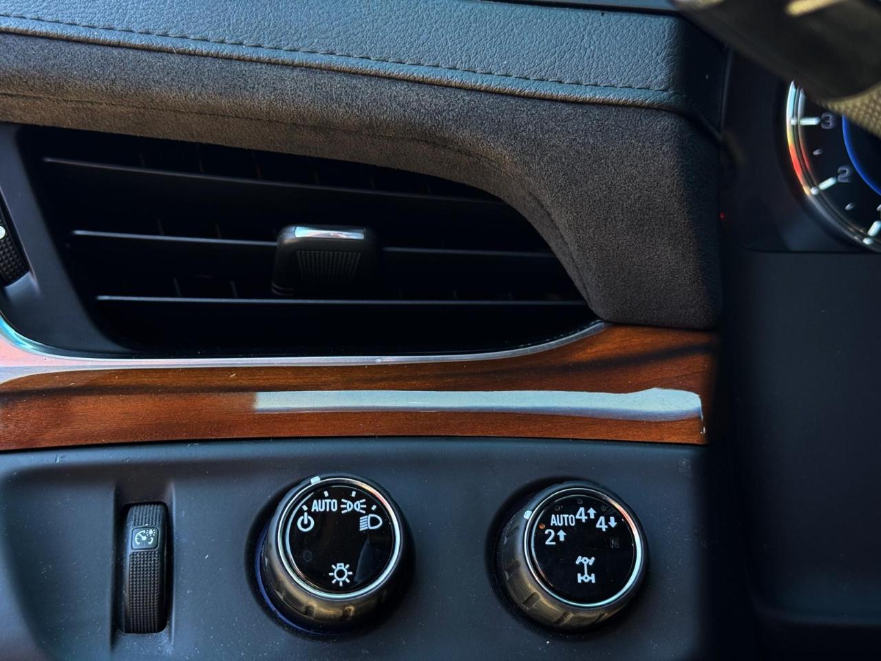 Cadillac Escalade ESV 4WD 4dr Luxury 2017