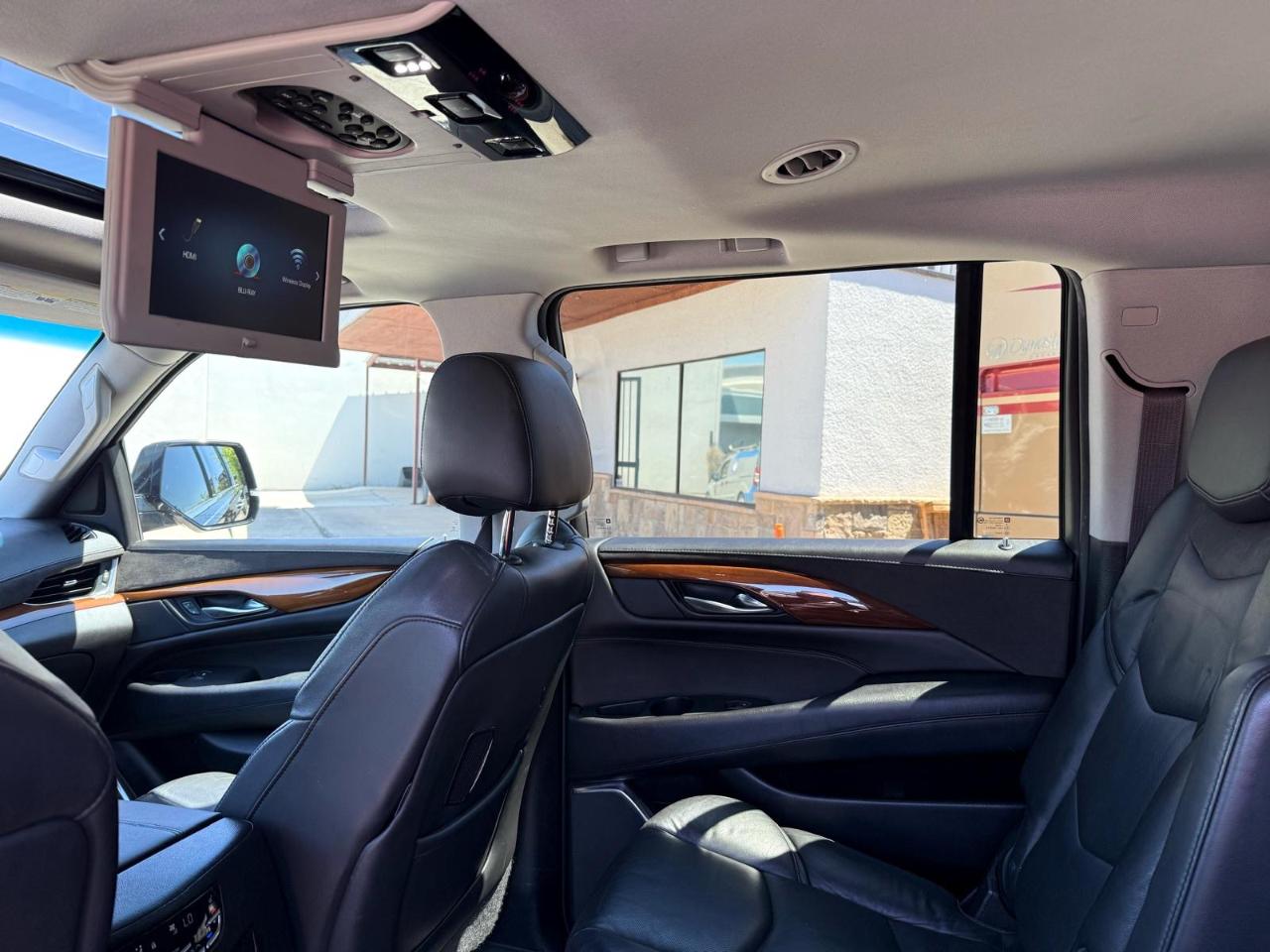 Cadillac Escalade ESV 4WD 4dr Luxury 2017