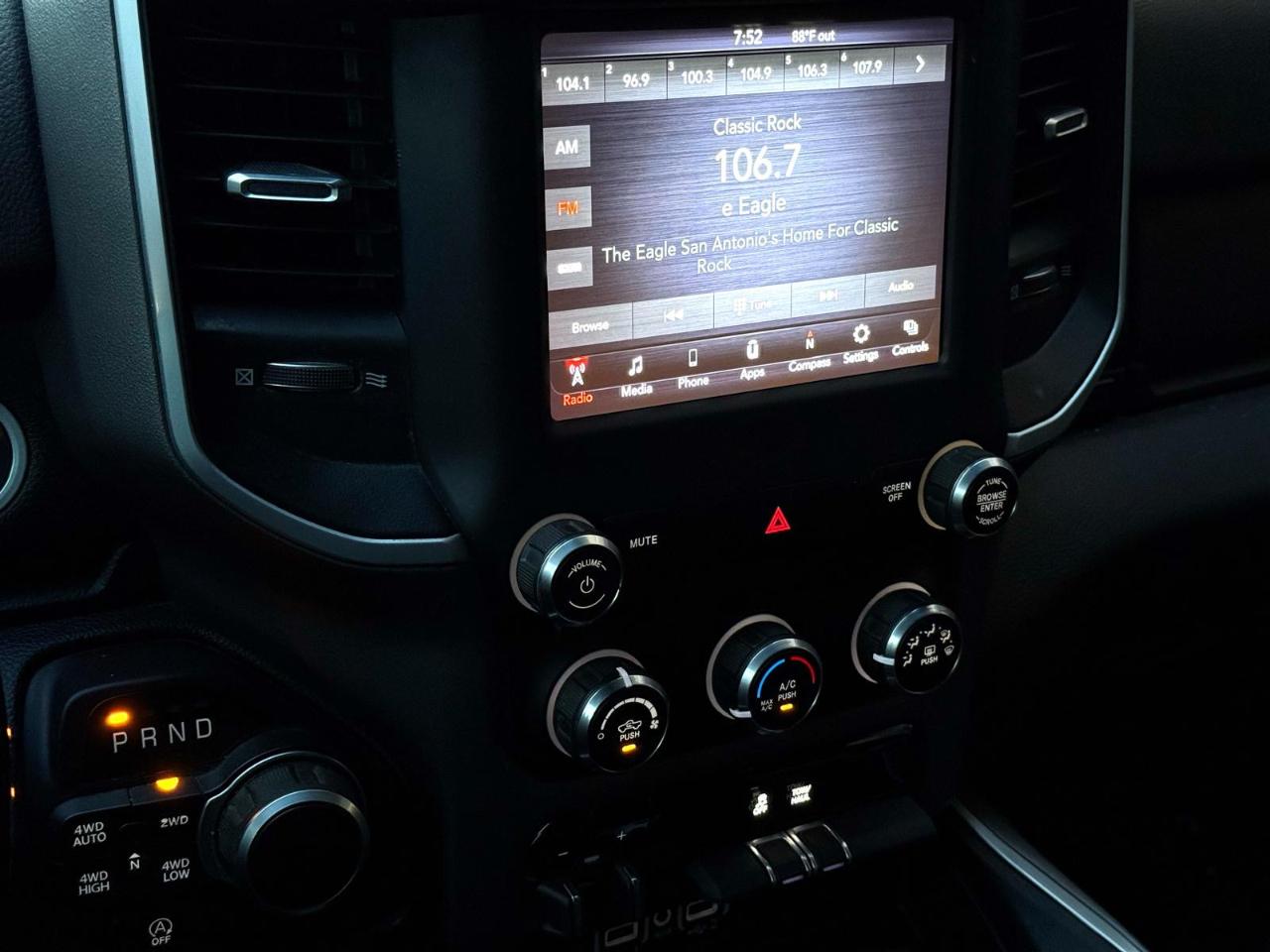 RAM 1500 Big Horn 4x4 Crew Cab 5'7" Box 2020