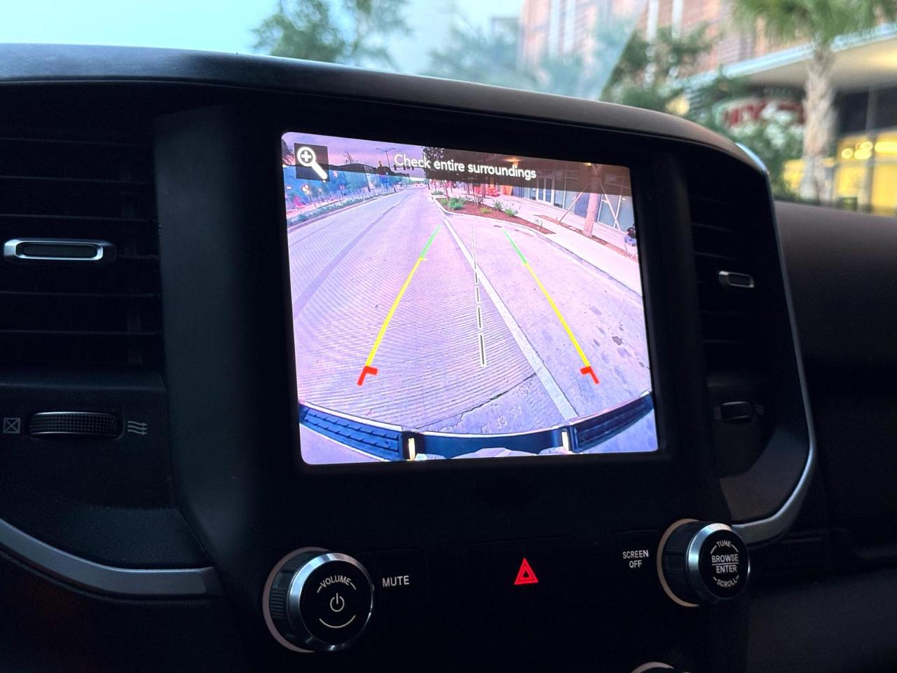 RAM 1500 Big Horn 4x4 Crew Cab 5'7" Box 2020