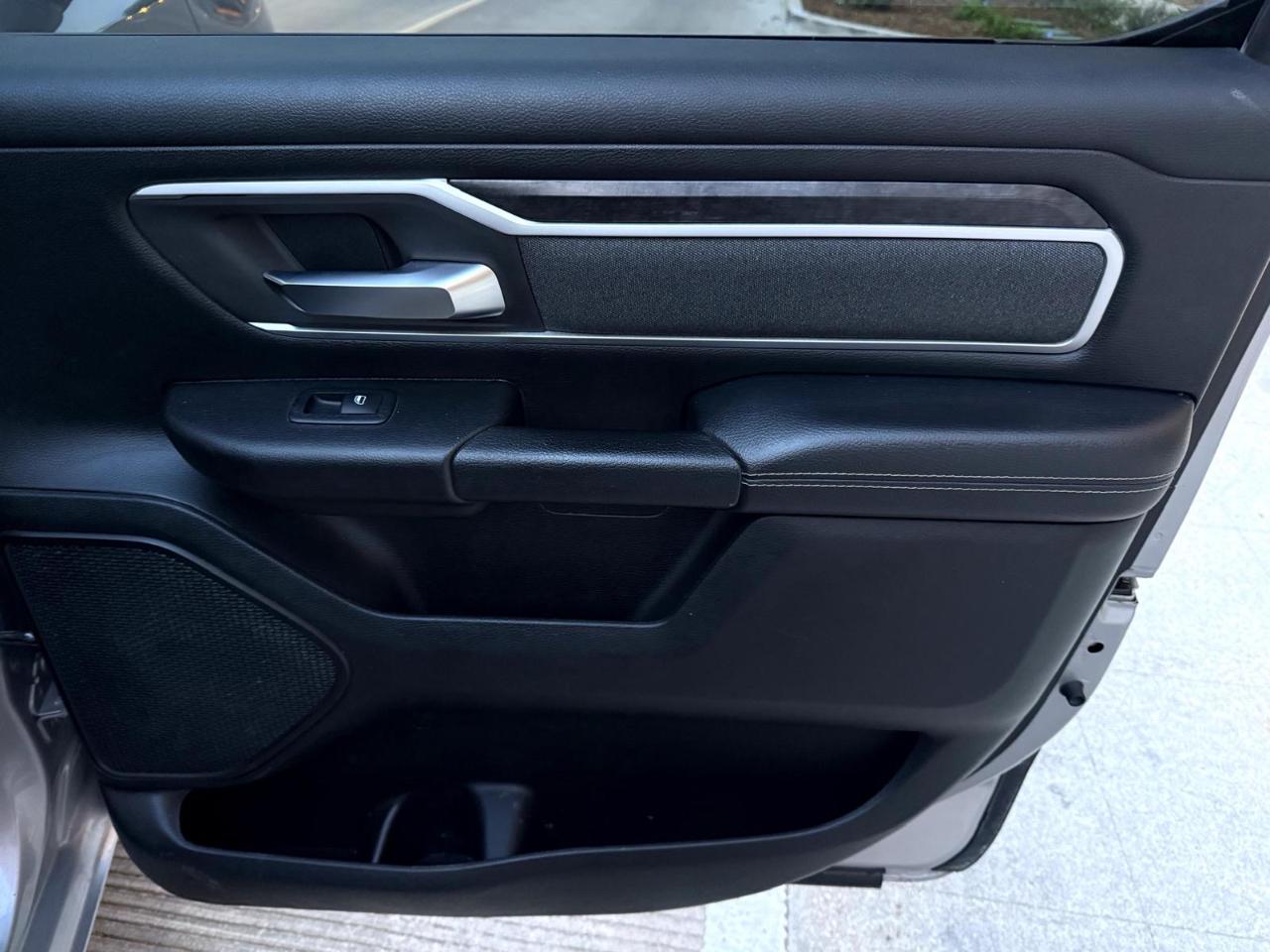 RAM 1500 Big Horn 4x4 Crew Cab 5'7" Box 2020