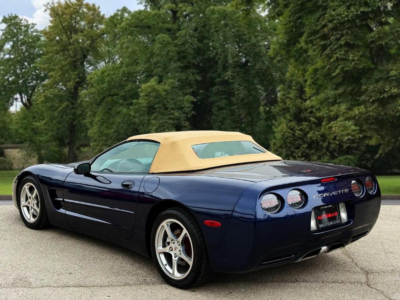 Chevrolet Corvette 2dr Convertible 2001
