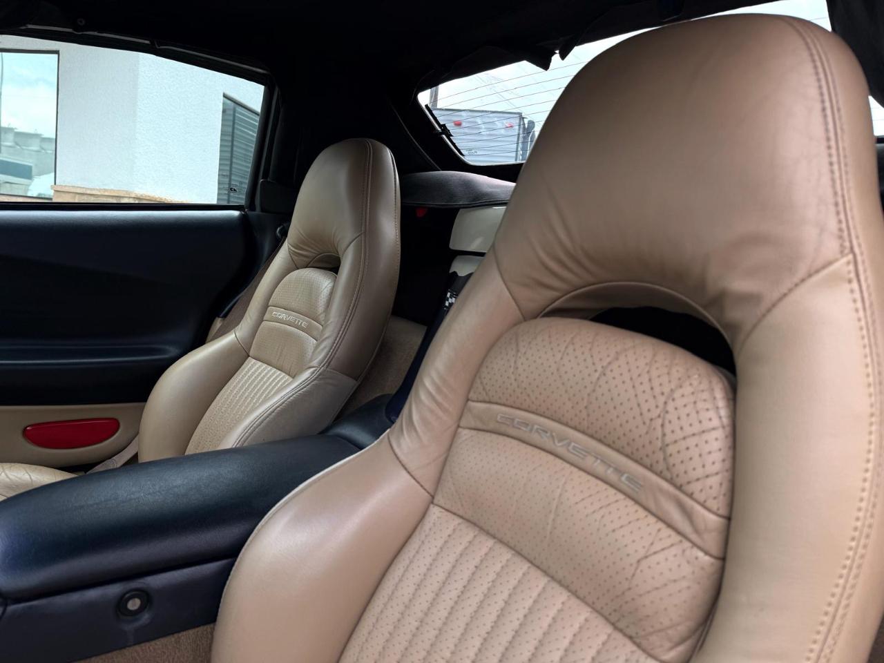 Chevrolet Corvette 2dr Convertible 2001