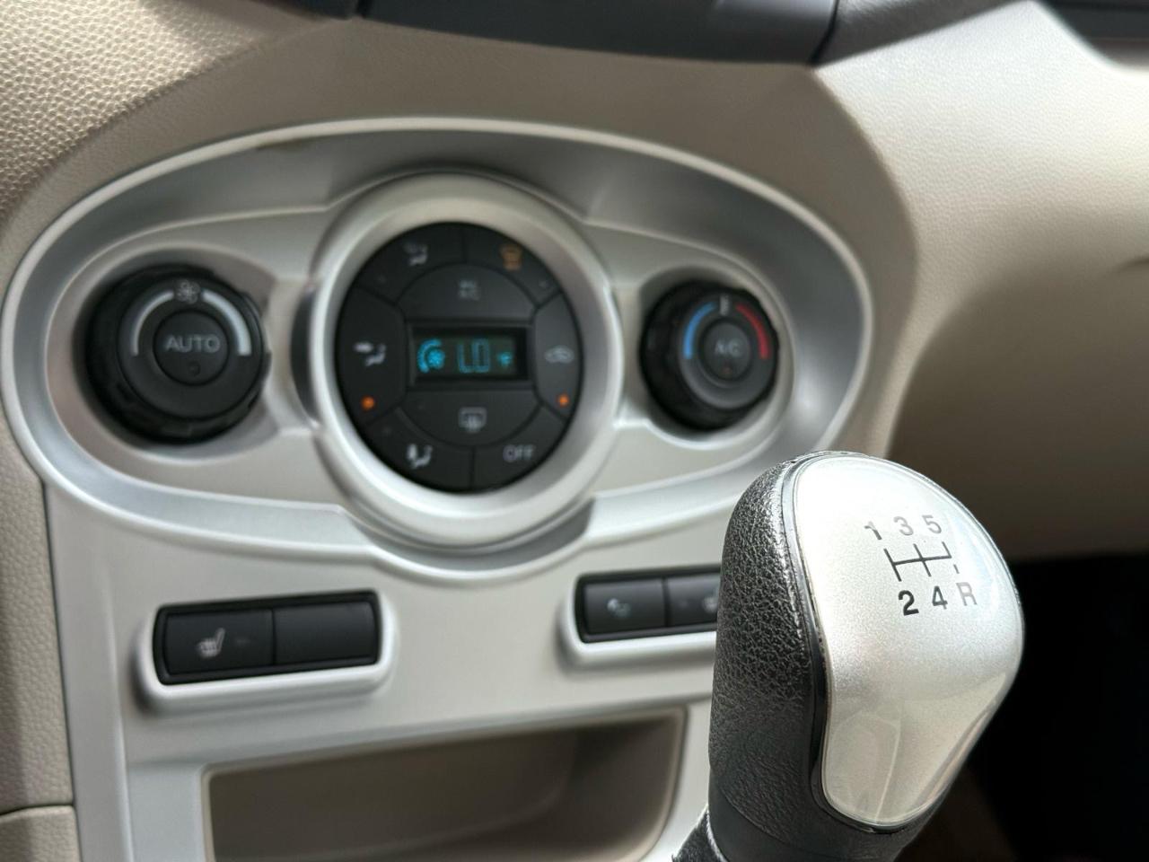 Ford Fiesta 4dr Sdn SE 2014