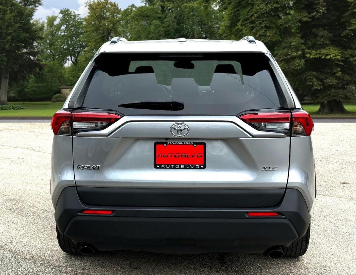 Toyota RAV4 XLE FWD (Natl) 2021