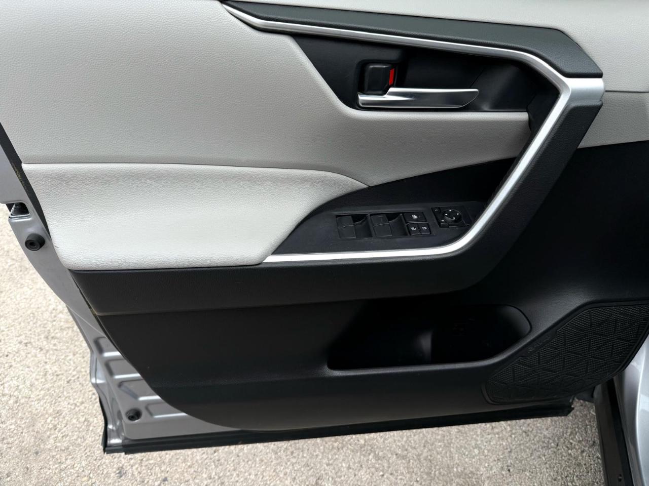 Toyota RAV4 XLE FWD (Natl) 2021