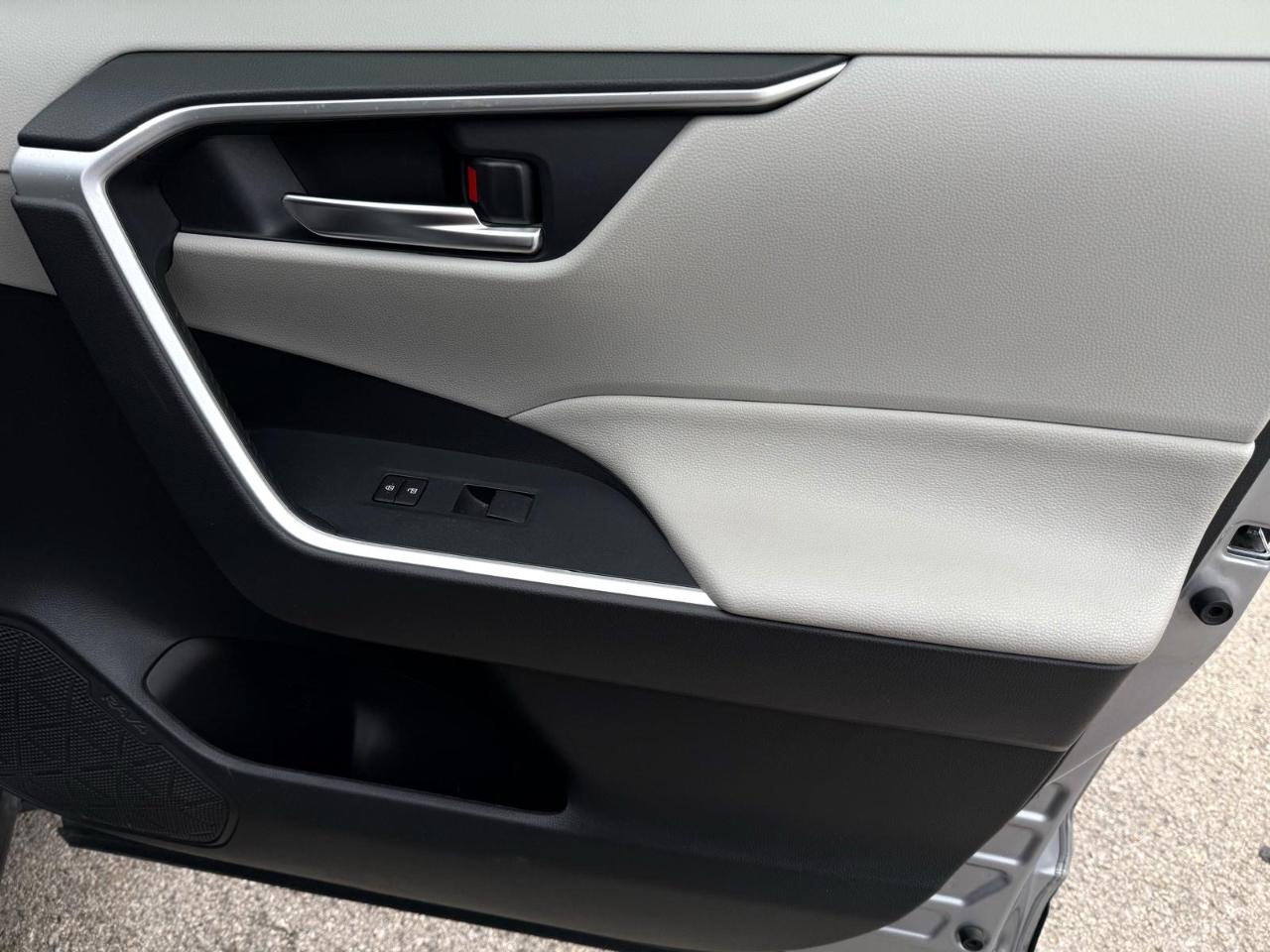 Toyota RAV4 XLE FWD (Natl) 2021