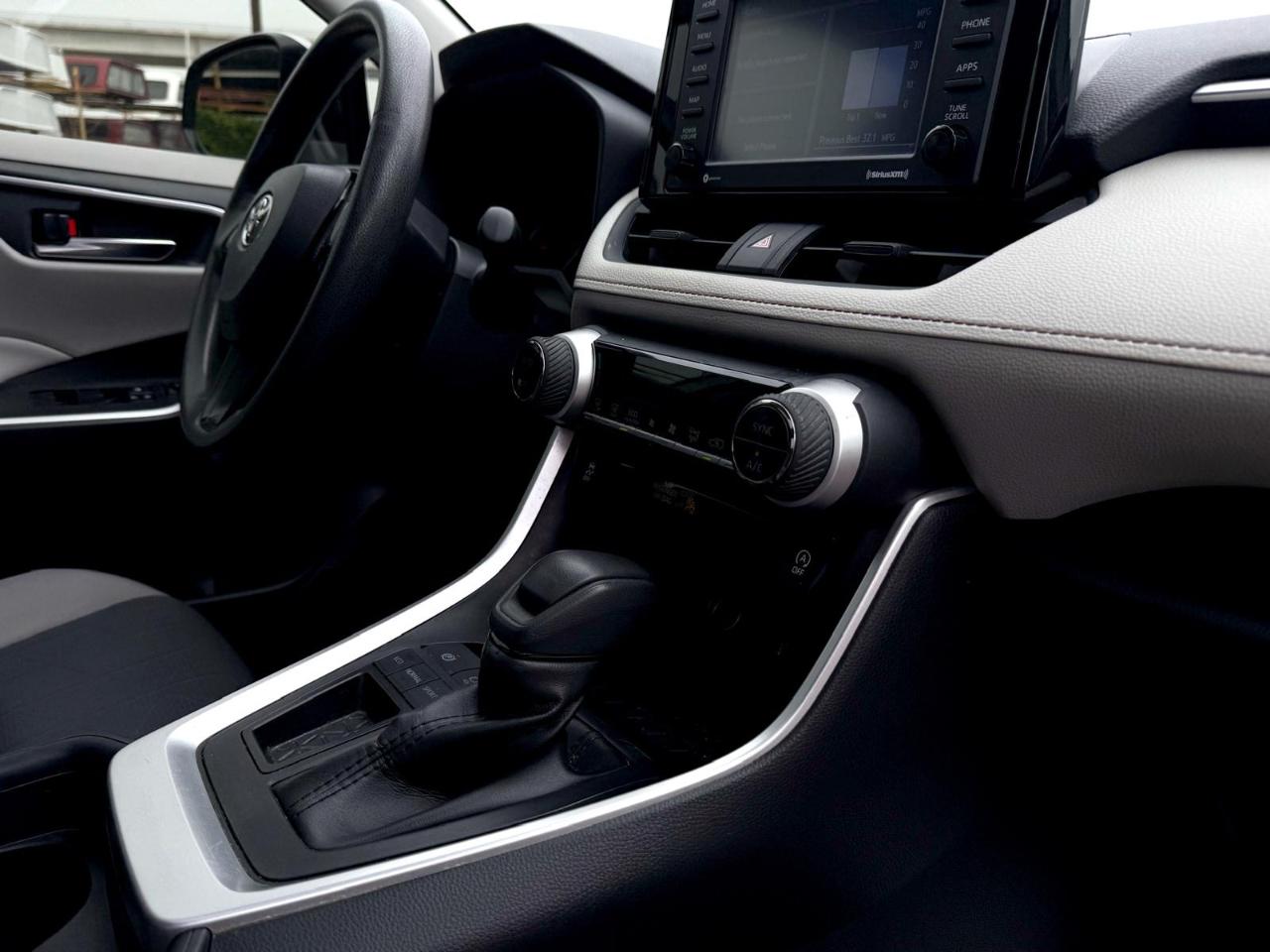 Toyota RAV4 XLE FWD (Natl) 2021