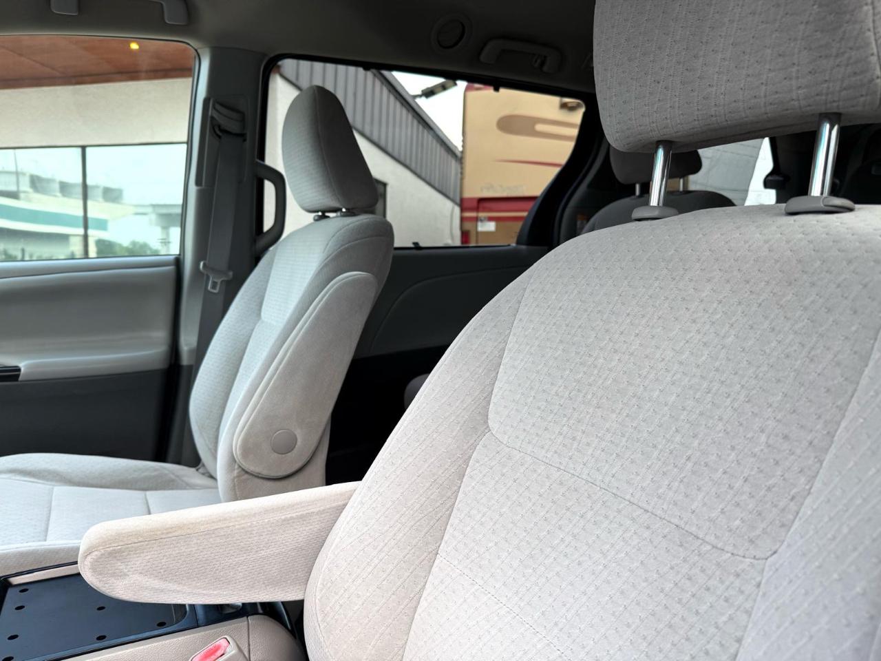 Toyota Sienna 5dr 8-Pass Van LE FWD (Natl) 2015