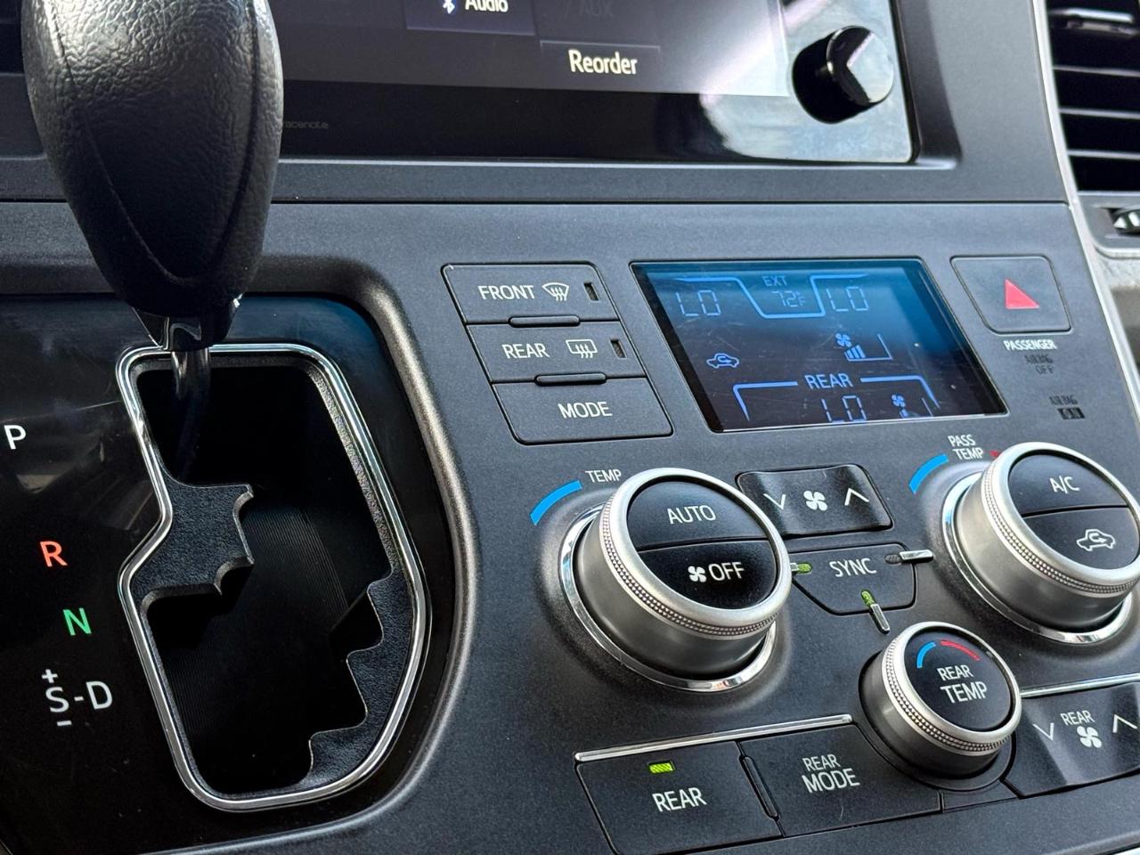 Toyota Sienna 5dr 8-Pass Van LE FWD (Natl) 2015