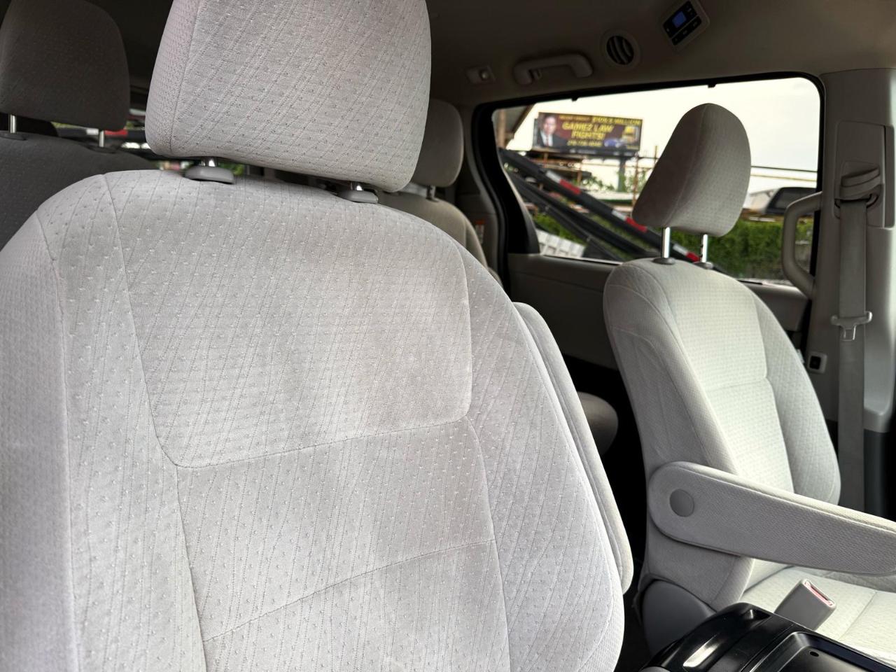 Toyota Sienna 5dr 8-Pass Van LE FWD (Natl) 2015
