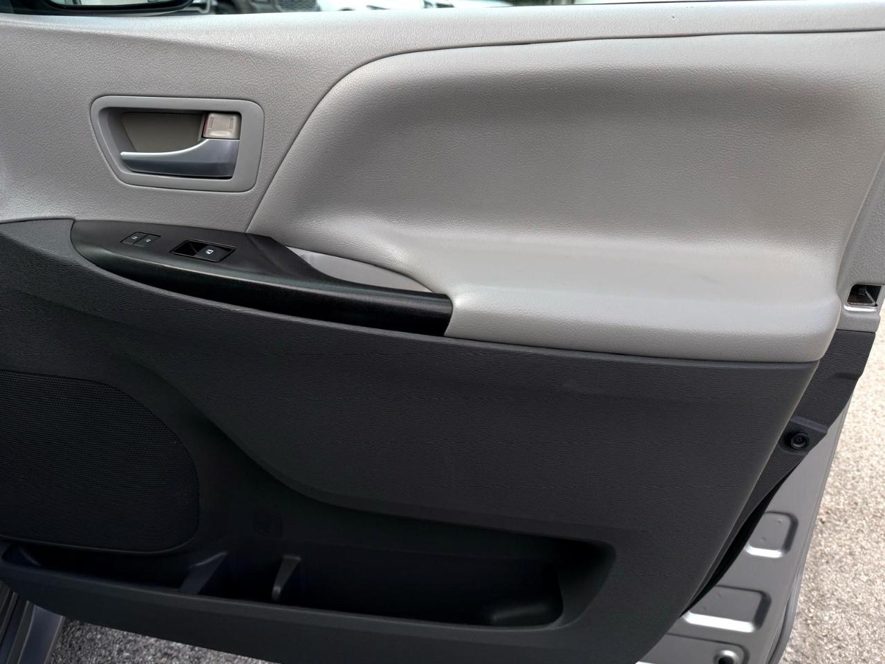 Toyota Sienna 5dr 8-Pass Van LE FWD (Natl) 2015