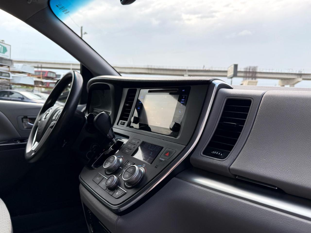 Toyota Sienna 5dr 8-Pass Van LE FWD (Natl) 2015