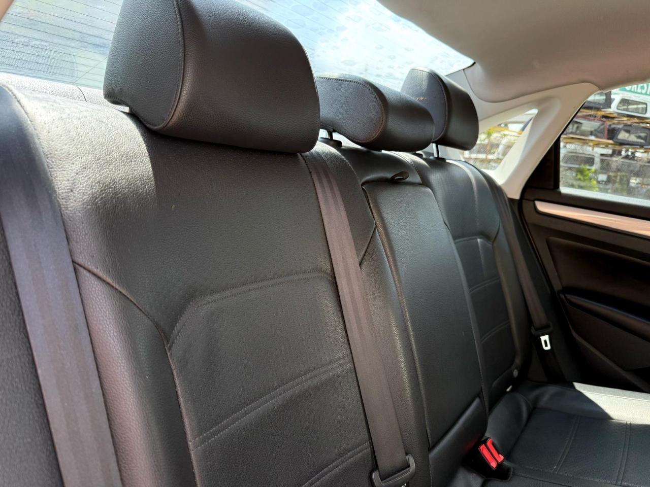 Volkswagen Passat 4dr Sdn 1.8T Auto S 2015