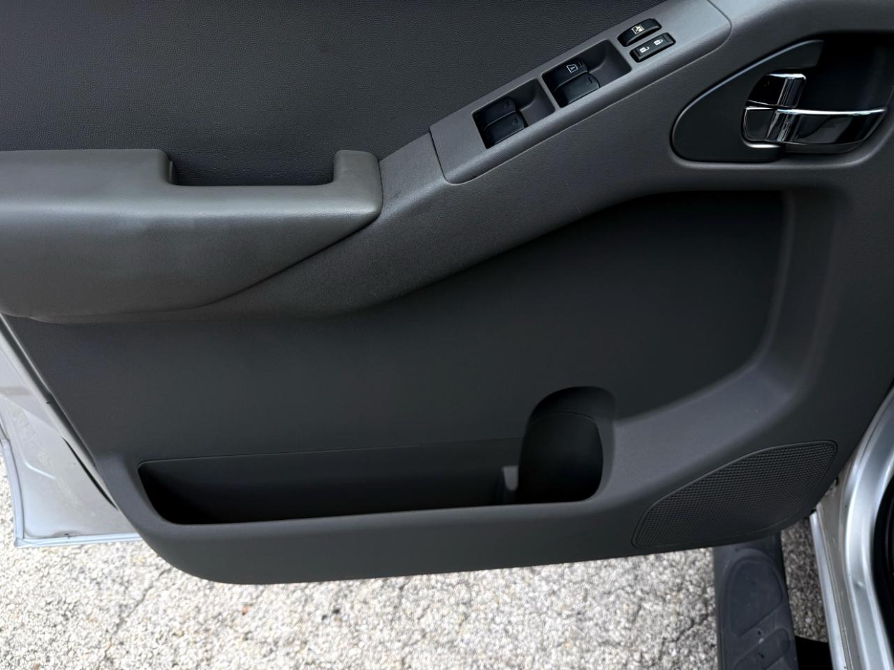 Nissan Frontier 2WD Crew Cab SWB Auto SV 2014