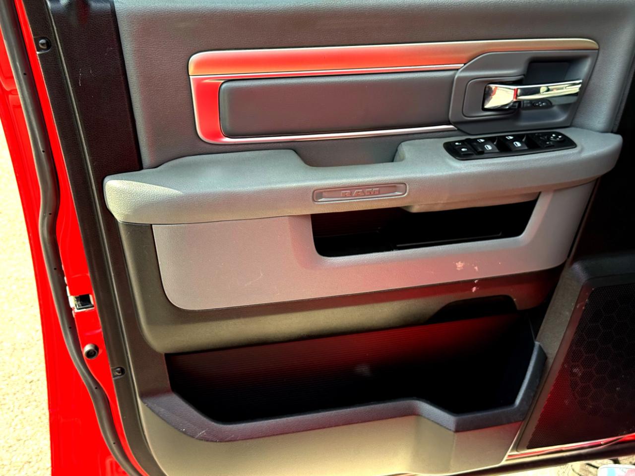 RAM 1500 4WD Crew Cab 140.5" Lone Star 2015