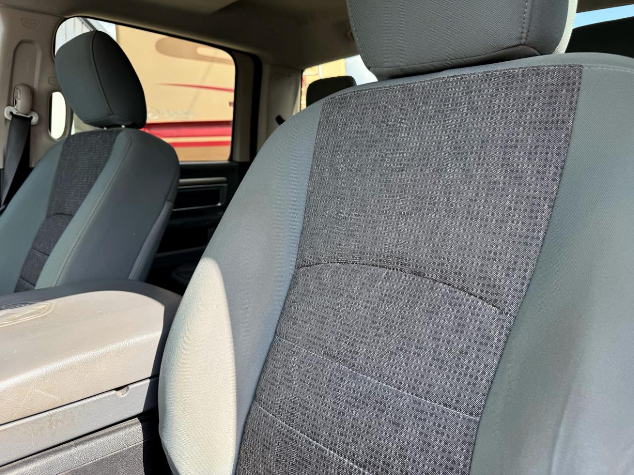 RAM 1500 4WD Crew Cab 140.5" Lone Star 2015