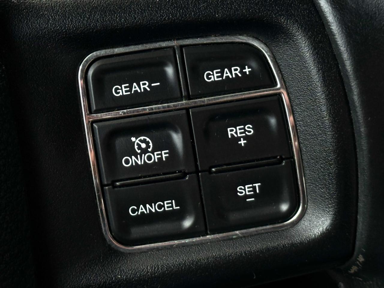 RAM 1500 4WD Crew Cab 140.5" Lone Star 2015