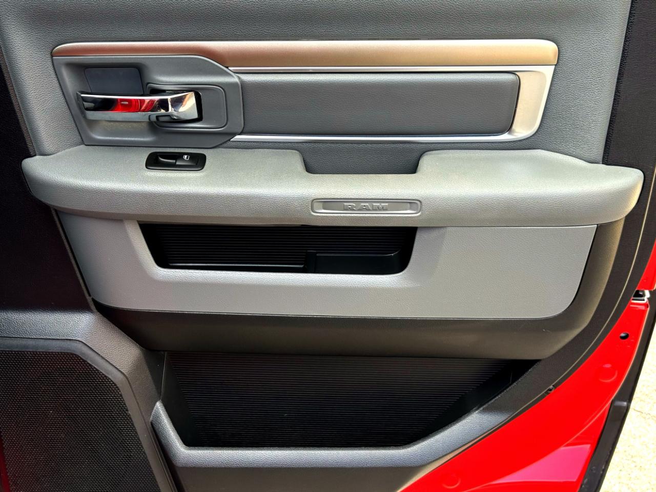 RAM 1500 4WD Crew Cab 140.5" Lone Star 2015