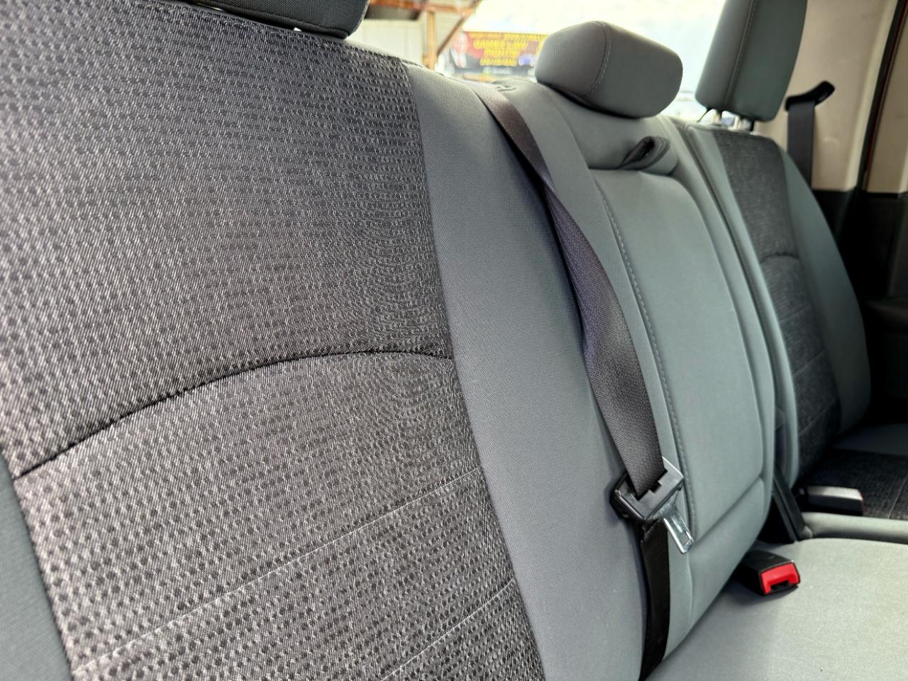 RAM 1500 4WD Crew Cab 140.5" Lone Star 2015