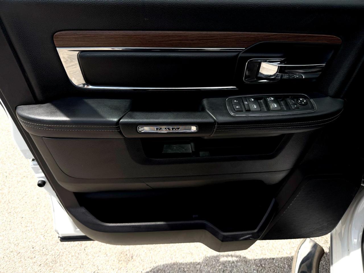 RAM 1500 4WD Quad Cab 140.5" Laramie 2016