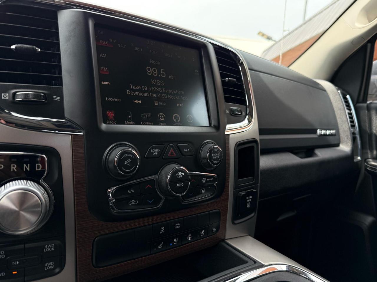 RAM 1500 4WD Quad Cab 140.5" Laramie 2016