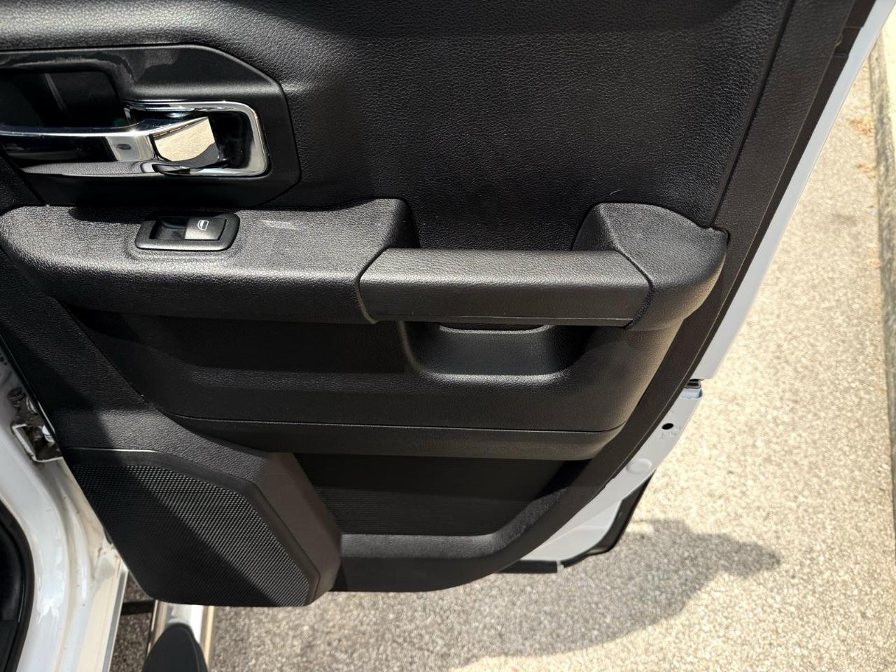 RAM 1500 4WD Quad Cab 140.5" Laramie 2016